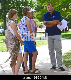 Yopeka, KS, USA. 28 agosto 2021. L'ex segretario di stato del Kansas Kris Kobach parla con i sostenitori durante il Kansas Patriots Freedom Rally fuori dall'edificio del campidoglio. Agosto 28, 2021. Credit: Mark Reinstein/Media Punch/Alamy Live News Foto Stock