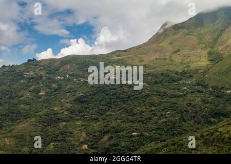 Villaggi vicino Coroico in montagna Yungas, Bolivia Foto Stock