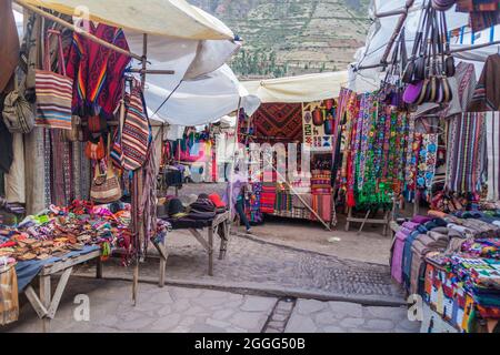 PISAC, PERÙ - 22 MAGGIO 2015: Famoso mercato indigeno a Pisac, Valle Sacra di Incas, Perù. Foto Stock