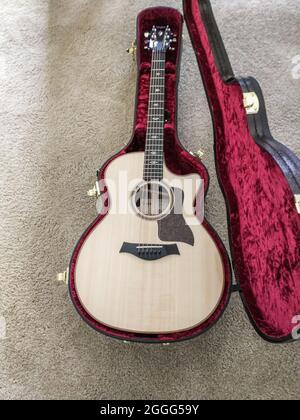 Nuova chitarra Taylor in Open Case Foto Stock