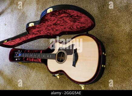 New Taylor Guitar in Case Foto Stock