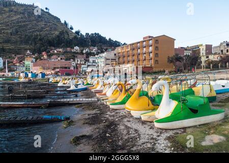 Barche turistiche a forma di cigno in un porto della città di Copacabana sul lago Titicaca, Bolivia Foto Stock