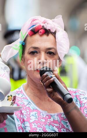 LONDRA, INGHILTERRA- 30 Agosto 2021: Attivista della ribellione dell'estinzione vestito come una signora del tè durante l'impossibile Tea Party sul Tower Bridge Foto Stock