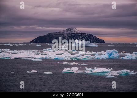 Paulet Island paesaggio, vista dal mare con iceberg, Antartide Foto Stock