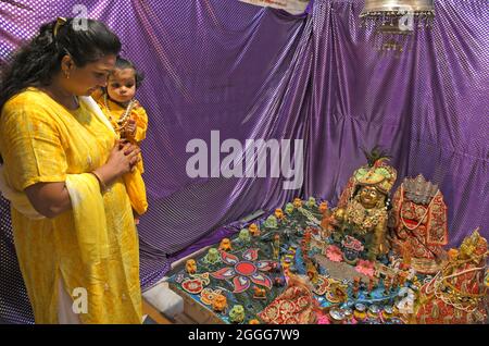 Beawar, India. 30 ago 2021. Il devotee indù offre la preghiera a Lord Shiva decorato come Lord Krishna durante le celebrazioni del festival di Janmashtami al tempio di Mahadev Chhatri a Beawar. Janmashtami festival che segna il compleanno di Dio indù Krishna, celebrato su Ashtami (ottavo giorno) del Krishna Paksha (quindicina scura) del mese santo di Bhadrapad (agosto-settembre) in calendario indù. (Foto di Sumit Saraswat/Pacific Press) Credit: Pacific Press Media Production Corp./Alamy Live News Foto Stock