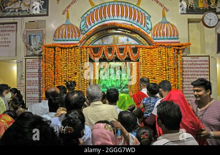 Beawar, India. 30 ago 2021. Il devoto indù offre preghiera a Lord Krishna e alla dea Radha durante le celebrazioni del festival Janmashtami al tempio Banke Bihari di Beawar. Janmashtami festival che segna il compleanno di Dio indù Krishna, celebrato su Ashtami (ottavo giorno) del Krishna Paksha (quindicina scura) del mese santo di Bhadrapad (agosto-settembre) in calendario indù. (Foto di Sumit Saraswat/Pacific Press) Credit: Pacific Press Media Production Corp./Alamy Live News Foto Stock