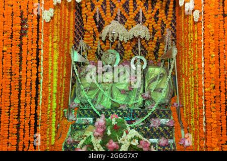 Beawar, India. 30 ago 2021. Idoli di Signore indù Krishna e Dea Radha durante le celebrazioni del festival di Janmashtami al tempio di Banke Bihari a Beawar. Janmashtami festival che segna il compleanno di Dio indù Krishna, celebrato su Ashtami (ottavo giorno) del Krishna Paksha (quindicina scura) del mese santo di Bhadrapad (agosto-settembre) in calendario indù. (Foto di Sumit Saraswat/Pacific Press) Credit: Pacific Press Media Production Corp./Alamy Live News Foto Stock