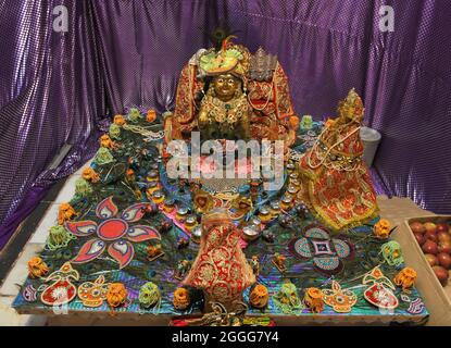 Beawar, India. 30 ago 2021. Scultura di Lord Shiva decorata come Lord Krishna durante le celebrazioni del festival di Janmashtami al tempio di Mahaev Chhatri a Beawar. Janmashtami festival che segna il compleanno di Dio indù Krishna, celebrato su Ashtami (ottavo giorno) del Krishna Paksha (quindicina scura) del mese santo di Bhadrapad (agosto-settembre) in calendario indù. (Foto di Sumit Saraswat/Pacific Press) Credit: Pacific Press Media Production Corp./Alamy Live News Foto Stock