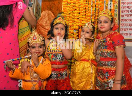 Beawar, India. 30 ago 2021. Bambini vestiti come divinità indù Radha e Krishna durante le celebrazioni del festival Janmashtami al tempio Banke Bihari a Beawar. Janmashtami festival che segna il compleanno di Dio indù Krishna, celebrato su Ashtami (ottavo giorno) del Krishna Paksha (quindicina scura) del mese santo di Bhadrapad (agosto-settembre) in calendario indù. (Foto di Sumit Saraswat/Pacific Press) Credit: Pacific Press Media Production Corp./Alamy Live News Foto Stock