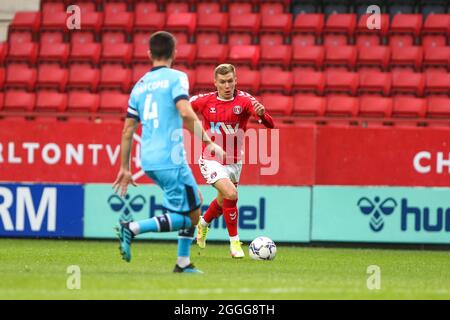 LONDRA, REGNO UNITO. 31 AGOSTO. Charles Clayden di Charlton Athletic in palla durante la partita del Trofeo EFL tra Charlton Athletic e Crawley Town at the Valley, Londra martedì 31 agosto 2021. (Credit: Tom West | Credit: MI News & Sport /Alamy Live News Foto Stock