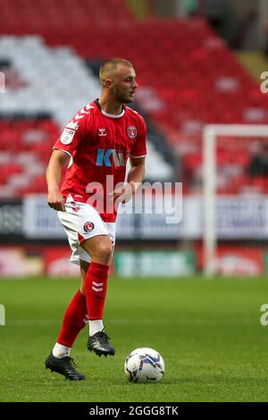 LONDRA, REGNO UNITO. 31 AGOSTO. Charlie Barker di Charlton Athletic in palla durante la partita del Trofeo EFL tra Charlton Athletic e Crawley Town at the Valley, Londra martedì 31 agosto 2021. (Credit: Tom West | Credit: MI News & Sport /Alamy Live News Foto Stock