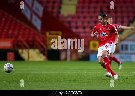 LONDRA, REGNO UNITO. 31 AGOSTO. George Dobson di Charlton Athletic passa durante l'EFL Trophy match tra Charlton Athletic e Crawley Town at the Valley, Londra martedì 31 agosto 2021. (Credit: Tom West | Credit: MI News & Sport /Alamy Live News Foto Stock