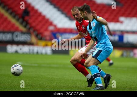 LONDRA, REGNO UNITO. 31 AGOSTO. Tony Craig di Crawley Town sul pallone durante la partita del Trofeo EFL tra Charlton Athletic e Crawley Town at the Valley, Londra martedì 31 agosto 2021. (Credit: Tom West | Credit: MI News & Sport /Alamy Live News Foto Stock