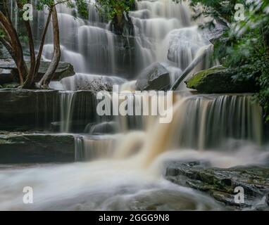 primo piano delle cadute del somersby inferiore con flusso di primavera alto Foto Stock