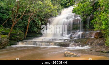 lunga esposizione di cadute somersby, con alto flusso primaverile, vicino a gosford Foto Stock