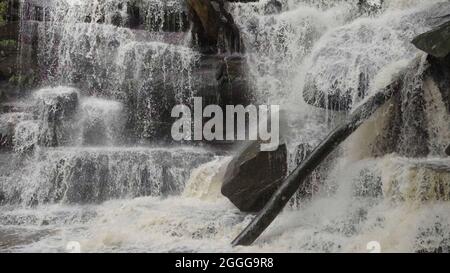 primo piano delle cadute di somersby inferiore con flusso alto Foto Stock