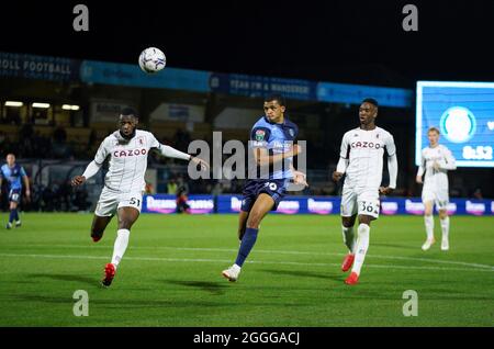 High Wycombe, Regno Unito. 31 ago 2021. Malachi Linton di Wycombe Wanderers sotto la pressione di Paul Appia (51) e Lamare Bogarde di Aston Villa U21 durante la partita EFL Trophy tra Wycombe Wanderers e Aston Villa U21 ad Adams Park, High Wycombe, Inghilterra, il 31 agosto 2021. Foto di Andy Rowland. Credit: Prime Media Images/Alamy Live News Foto Stock