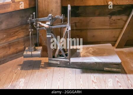 Genk, Belgio - 11 agosto 2021: Domein Bokrijk. Primo piano del vecchio sistema di pesatura del bascule usato in Galgenmolen, mulino di grano, per pesare i sacchi di grano. Foto Stock