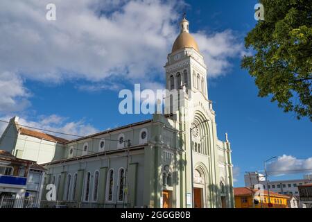 Parrocchia dell'Immacolata Concezione nel Parco principale di Cajicá, Cundinamarca, Colombia. Foto Stock