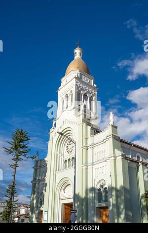 Parrocchia dell'Immacolata Concezione nel Parco principale di Cajicá, Cundinamarca, Colombia. Foto Stock