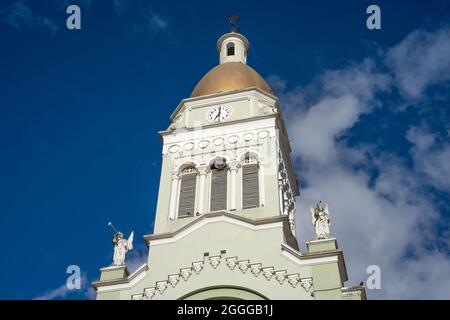 Parrocchia dell'Immacolata Concezione nel Parco principale di Cajicá, Cundinamarca, Colombia. Foto Stock