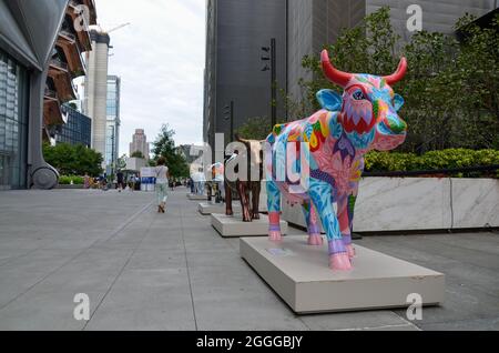 La Cow Parade è ritornata dopo 20 anni, l'esposizione di arte pubblica è visibile a Hudson Yards, New York City e sarà fino al 30 settembre 2021. Foto Stock