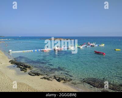 Protaras, Cipro - Ottobre 19 2019: La vista dello sport acquatico alla baia di fichi il 19 2019 ottobre a Protaras, Cipro. Foto Stock