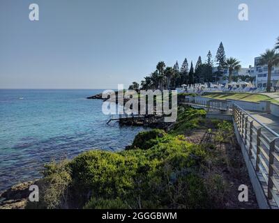 Protaras, Cipro - Ottobre 19 2019: La vista di una costa vicino alla spiaggia di fichi in giornata di sole il 19 2019 ottobre a Protaras, Cipro. Foto Stock