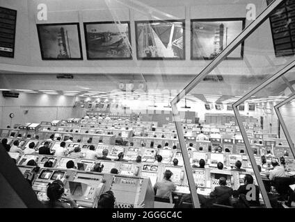 “gli ingegneri nella sala di cottura 2 del centro di controllo del lancio del Kennedy Space Center monitorano i progressi del conto alla rovescia per l'Apollo 14”. Foto Stock