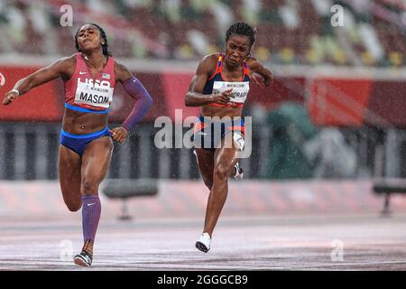 Libeli Marina VERAANDRADE (VEN) (a destra) batte Brittni MASON (USA) alla linea di 0.001 secondi in atletica : Donne 100m T47 finale durante i Giochi Paralimpici di Tokyo 2020 il 31 agosto 2021 allo Stadio Nazionale di Tokyo, Giappone. Credit: AFLO SPORT/Alamy Live News Foto Stock