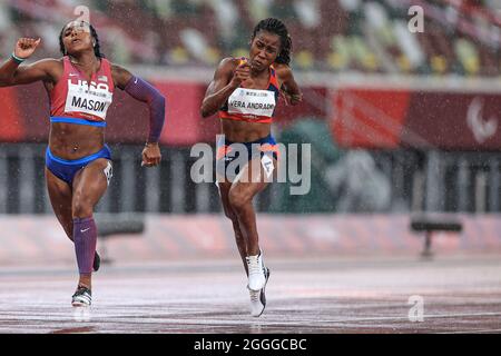 Libeli Marina VERAANDRADE (VEN) (a destra) batte Brittni MASON (USA) alla linea di 0.001 secondi in atletica : Donne 100m T47 finale durante i Giochi Paralimpici di Tokyo 2020 il 31 agosto 2021 allo Stadio Nazionale di Tokyo, Giappone. Credit: AFLO SPORT/Alamy Live News Foto Stock