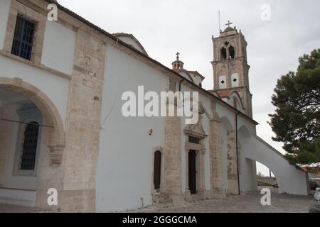 Pano Lefkara, Cipro - Ottobre 14 2019: La vista del campanile della Chiesa della Santa Croce il 14 2019 ottobre a Lefkara, Cipro. Foto Stock