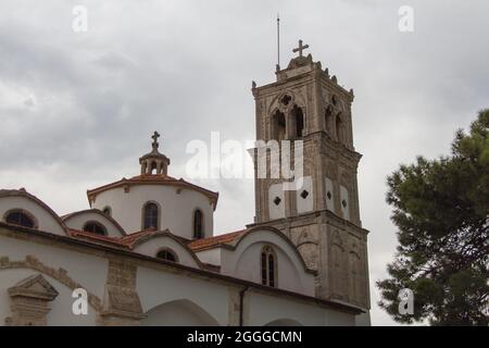 Pano Lefkara, Cipro - Ottobre 14 2019: La vista del campanile della Chiesa della Santa Croce il 14 2019 ottobre a Lefkara, Cipro. Foto Stock