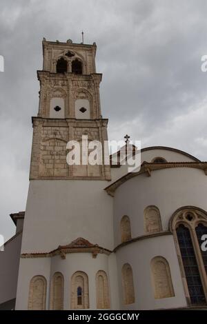 Pano Lefkara, Cipro - Ottobre 14 2019: La vista del campanile della Chiesa della Santa Croce il 14 2019 ottobre a Lefkara, Cipro. Foto Stock