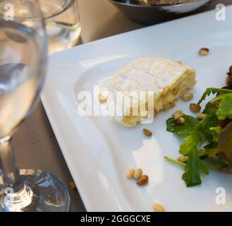 Formaggio Saint Marcellin con pinoli Foto Stock