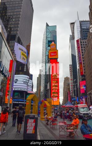 7th Avenue e W 45th Street. Le persone vengono testate per Covid-19 presso il sito di test mobile mentre si trova a Times Square. New York City, New York USA. Luglio 2021. Foto Stock