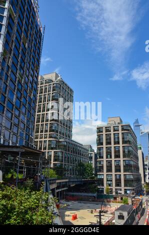 Il complesso condominiale, l'XI e la Lanterna Casa, sulla High Line Observation Deck. New York City, New York, USA. Luglio, 2021. Foto Stock