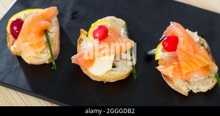 Tapas con salmone, limone, mirtillo Foto Stock