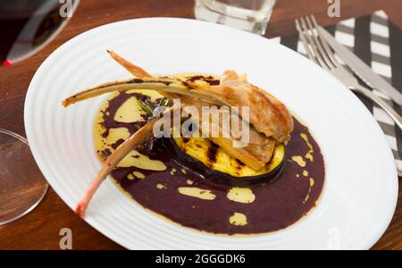 Costolette di agnello al forno con crosta dorata Foto Stock