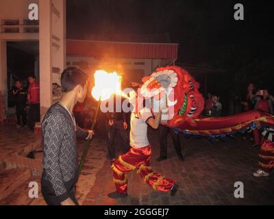 Hai Duong, Vietnam - 18 febbraio 2015: Danza leone con il fuoco nel piccolo villaggio del 2015 's Capodanno cinese nella provincia di Hai Duong, Vietnam Foto Stock