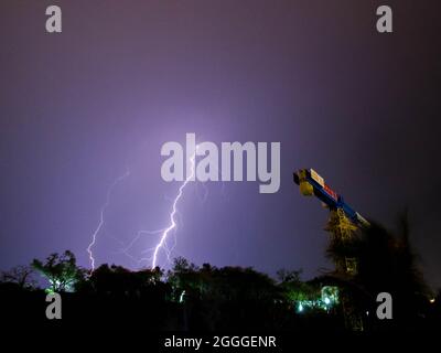 Nha Trang, Vietnam - 22 agosto 2019: Un fulmine colpisce la terra a Nha Trang, Vietnam Foto Stock