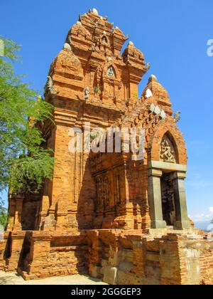 Ninh Thuan, Vietnam - 18 agosto 2015: Vista esterna della Torre del po Klong Garai Cham nella provincia di Ninh Thuan, Vietnam Foto Stock