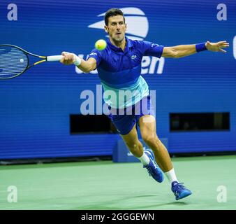 New York, Stati Uniti. 31 ago 2021. Novak Djokovic di Serbia restituisce il servizio alla Holger Rune di Danimarca nel primo set della loro prima partita di turno tenutasi nello Stadio Arthur Ashe al 2021 US Open Tennis Championships presso l'USTA Billie Jean King National Tennis Center di New York City martedì 31 agosto, 2021. Djokovic ha vinto 6-1, 6-7, 6-2, 6-1. Foto di Monika Geff/UPI Credit: UPI/Alamy Live News Foto Stock