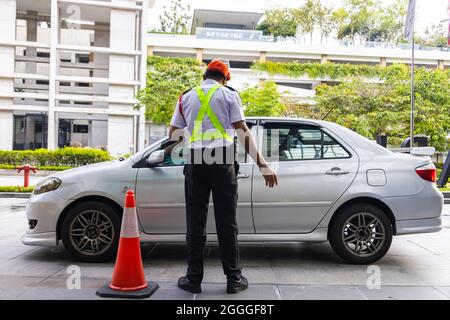 Kuala Lumpur, Malesia - 31 agosto 2021: Controllo di sicurezza all'ingresso di un centro commerciale. Solo le persone completamente vacate possono partecipare. Polizia o Foto Stock