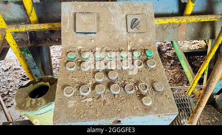 Vecchio pannello di controllo abbandonato in fabbrica Foto Stock