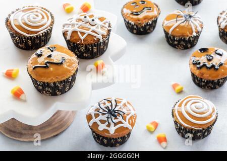 Vista ravvicinata di vari cupcake decorati per Halloween con spazio copia al centro. Foto Stock