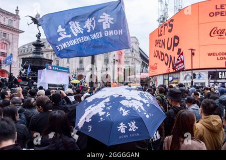 Londra, Regno Unito. 31 ago 2021. Un protettore tiene un ombrello che dice Hong Kong durante il rally.The Hong Kong diaspora si è riunito a Piccadilly Circus per commemorare gli atti di brutalità della polizia che hanno causato la morte alla stazione del Principe Edoardo il 31 agosto 2020. Organizzato da England Good Neighbor, Hong Kongers marciò da Piccadilly Circus attraverso Chinatown, arrivando infine all'HKETO (Hong Kong Economic and Trade Office). (Foto di Belinda Jiao/SOPA Images/Sipa USA) Credit: Sipa USA/Alamy Live News Foto Stock