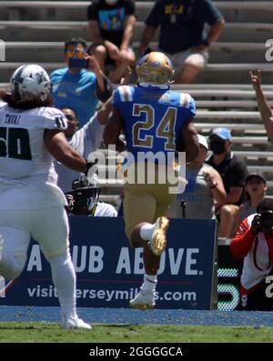 28 agosto 2021 - UCLA Bruins running back Zach Charcoonnet #24 segna un touchdown durante una partita tra UCLA Bruins e Hawaii Rainbow Warriors al Rose Bowl di Pasadena, CA - Michael Sullivan/CSM Foto Stock