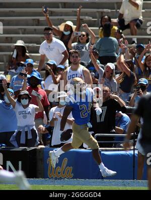 28 agosto 2021 - UCLA Bruins running back Zach Charcoonnet #24 segna un touchdown durante una partita tra UCLA Bruins e Hawaii Rainbow Warriors al Rose Bowl di Pasadena, CA - Michael Sullivan/CSM Foto Stock