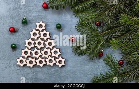 Albero di Natale a base di biscotti al cioccolato con glassatura di zucchero bianco Foto Stock